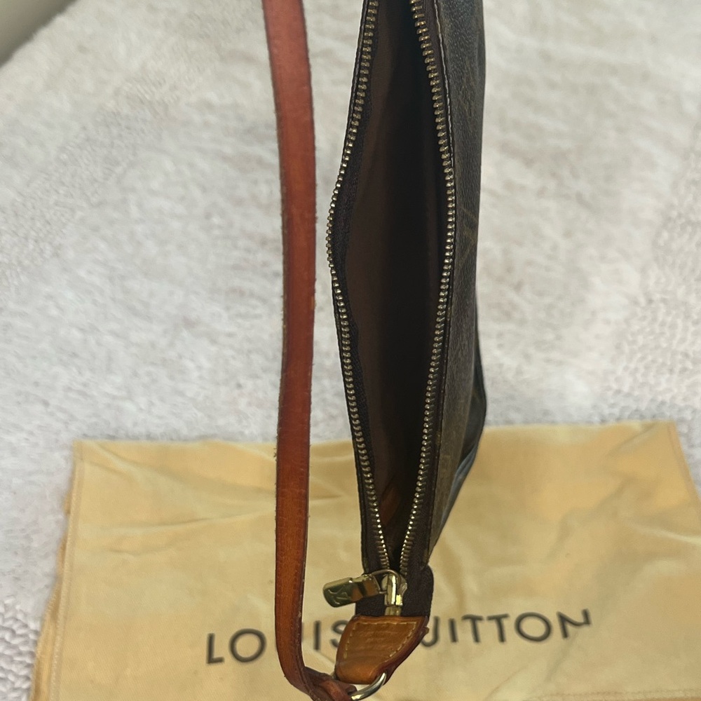 Louis Vuitton Monogram Pochette Accessoires Shoulder Bag LV Clutch - Picture 12 of 13
